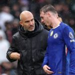 Cole Palmer sa rozpráva s Enzom Marescom