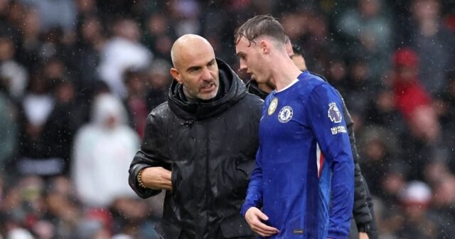 Cole Palmer sa rozpráva s Enzom Marescom