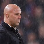 Manažér Liverpoolu Arne Slot sa pozerá na dážď počas zápasu štvrtého kola Carabao Cupu medzi Liverpoolom a Crystal Palace