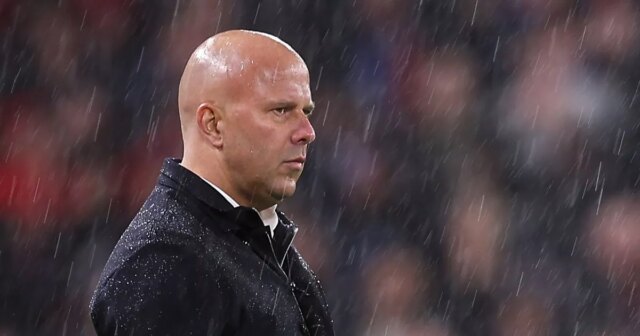 Správy z Liverpoolu: Arne Slot odvolal verdikt, keď sa objavilo Manažér Liverpoolu Arne Slot sa pozerá na dážď počas zápasu štvrtého kola Carabao Cupu medzi Liverpoolom a Crystal Palace