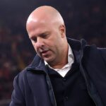 Arne Slot, manažér Liverpoolu, sa pozerá pred fázou MD5 zápasu Ligy majstrov UEFA 2025/26 medzi Liverpool FC a PSV Eindhoven na Anfielde 26. novembra 2025 v Liverpoole v Anglicku.