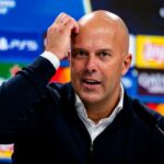 Tréner Liverpoolu Arne Slot sa zúčastňuje tlačovej konferencie