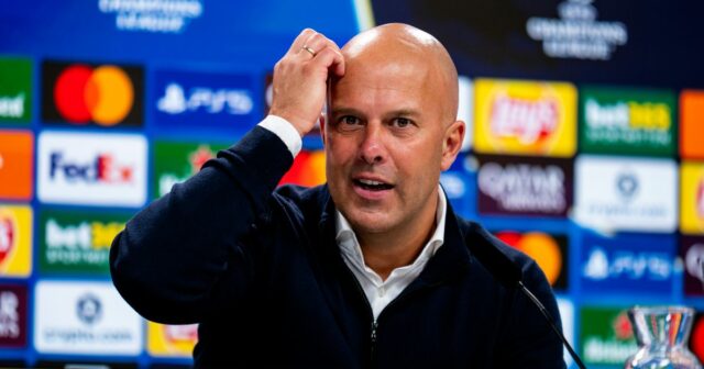 Tréner Liverpoolu Arne Slot sa zúčastňuje tlačovej konferencie