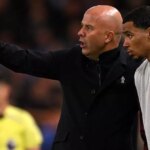 Arne Slot, manažér Liverpoolu, dáva pokyny Hugovi Ekitikeovi z Liverpoolu počas zápasu Premier League medzi Chelsea a Liverpoolom na Stamford Bridge 4. októbra 2025 v Londýne, Anglicko.