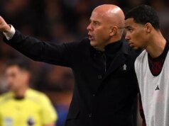 Správy z Liverpoolu: Arne Slot žiadal Huga Ekitikeho ako agenta hviezdy pri výstupných rozhovoroch Arne Slot, manažér Liverpoolu, dáva pokyny Hugovi Ekitikeovi z Liverpoolu počas zápasu Premier League medzi Chelsea a Liverpoolom na Stamford Bridge 4. októbra 2025 v Londýne, Anglicko.