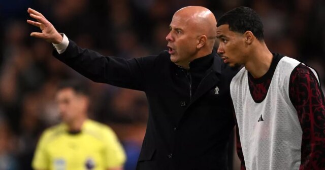 Správy z Liverpoolu: Arne Slot žiadal Huga Ekitikeho ako agenta Arne Slot, manažér Liverpoolu, dáva pokyny Hugovi Ekitikeovi z Liverpoolu počas zápasu Premier League medzi Chelsea a Liverpoolom na Stamford Bridge 4. októbra 2025 v Londýne, Anglicko.