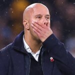 Arne Slot si položí ruku na tvár