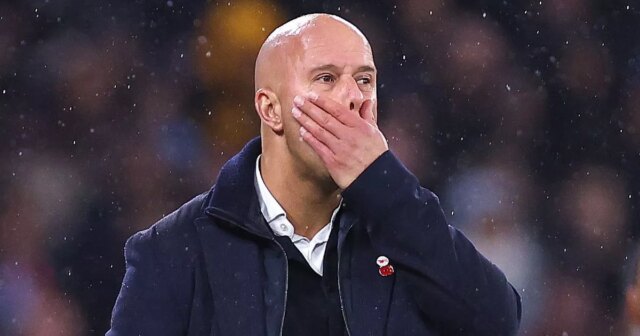 Arne Slot si položí ruku na tvár