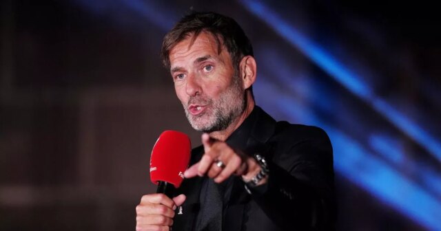 Jurgen Klopp počas rozprávania ukazuje a pozerá