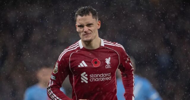 Správy z Liverpoolu: Florian Wirtz čelí krutej pravde od svojho MANCHESTER, ANGLICKO - 9. NOVEMBRA: Florian Wirtz z Liverpoolu počas zápasu Premier League medzi Manchestrom City a Liverpoolom na štadióne Etihad 9. novembra 2025 v anglickom Manchestri. (Foto: Visionhaus/Getty Images)