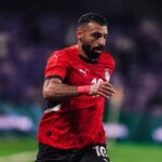 Mohamed Salah z egyptského národného tímu beží s loptou počas priateľského medzinárodného zápasu FIFA medzi egyptským národným tímom a národným tímom Uzbekistanu na štadióne Hazza bin Zayed v Al Ain, Spojené arabské emiráty.