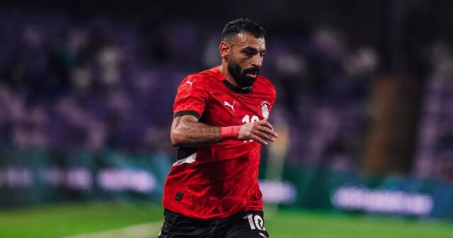 Správy z Liverpoolu: Obavy o Mohameda Salaha rastú, pretože hviezda Mohamed Salah z egyptského národného tímu beží s loptou počas priateľského medzinárodného zápasu FIFA medzi egyptským národným tímom a národným tímom Uzbekistanu na štadióne Hazza bin Zayed v Al Ain, Spojené arabské emiráty.