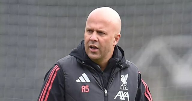 Správy z Liverpoolu: Slot „chce späť bývalého hráča“ ako dvojitú Tréner Liverpoolu Arne Slot