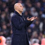 Arne Slot dvíha ruky v technickej oblasti