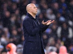 Správy z Liverpoolu: Súkromný text Jurgena Kloppa Arnemu Slotovi ako šéf Reds ukazuje na vinu Arne Slot dvíha ruky v technickej oblasti