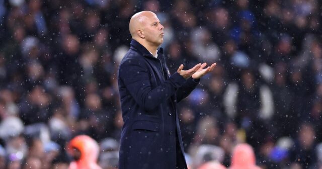   Arne Slot dvíha ruky v technickej oblasti