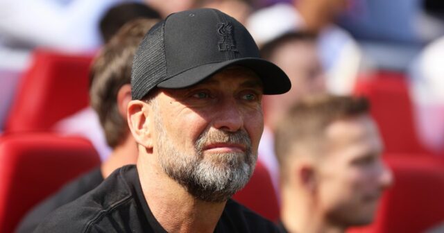 Alexis Mac Allister z Liverpoolu vyzerá skľúčene po tom, čo Nicolo Savona z Nottinghamu Forest (bez obrázku) strelil druhý gól svojho tímu počas zápasu Premier League medzi Liverpoolom a Nottinghamom Forest na Anfielde 22. novembra 2025 v Liverpoole v Anglicku. 