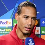 Virgil van Dijk z Liverpoolu kričí pokyny počas zápasu Premier League medzi Liverpoolom a Aston Villou