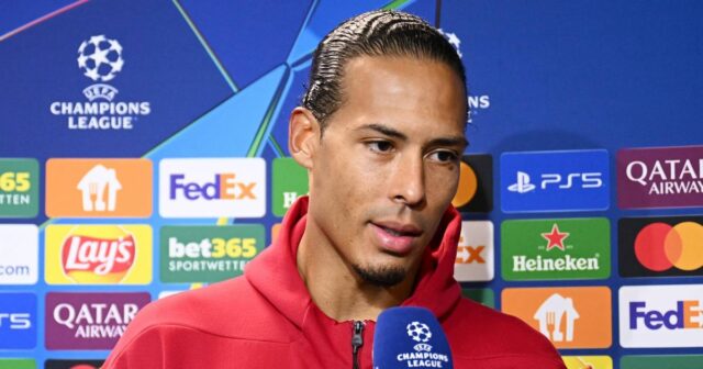 Virgil van Dijk z Liverpoolu kričí pokyny počas zápasu Premier League medzi Liverpoolom a Aston Villou