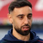 Bruno Fernandes oslavuje s Cristianom Ronaldom z Portugalska po strelení druhého gólu svojho tímu