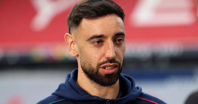 Správy z Man Utd: Bruno Fernandes hovorí o „chybe“ spoluhráča, Bruno Fernandes oslavuje s Cristianom Ronaldom z Portugalska po strelení druhého gólu svojho tímu