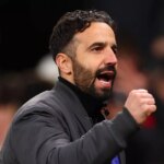 MANCHESTER, ANGLICKO - 25. OKTÓBRA: Manažér Manchestru United Ruben Amorim oslavuje víťazstvo 4:2 počas zápasu Premier League medzi Manchestrom United a Brighton & Hove Albion na Old Trafford 25. októbra 2025 v Manchestri v Anglicku. (Foto: Shaun Brooks – CameraSport cez Getty Images)