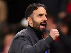 Správy z Man Utd: Hviezda Realu Madrid spojená s obrovským pohybom, keď sa objaví aktualizácia o letnom podpise zmluvy MANCHESTER, ANGLICKO - 25. OKTÓBRA: Manažér Manchestru United Ruben Amorim oslavuje víťazstvo 4:2 počas zápasu Premier League medzi Manchestrom United a Brighton & Hove Albion na Old Trafford 25. októbra 2025 v Manchestri v Anglicku. (Foto: Shaun Brooks – CameraSport cez Getty Images)