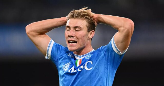 Sklamanie Rasmusa Hojlunda z Neapola počas zápasu Serie A medzi SSC Neapol a Janov CFC na Stadio Diego Armando Maradona 5. októbra 2025 v talianskom Neapole