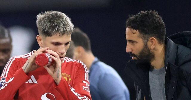 Správy z Man Utd: Obrat Alejandro Garnacho hovorí za všetko, Alejandro Garnacho z Chelsea oslavuje strelenie prvého gólu svojho tímu počas zápasu Premier League medzi Chelsea a Sunderlandom na Stamford Bridge.