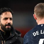 Ruben Amorim, hlavný tréner Manchestru United, hovorí s Matthijsom de Ligtom z Manchestru United, keď tlieska fanúšikom po zápase Premier League medzi Arsenal FC a Manchester United.