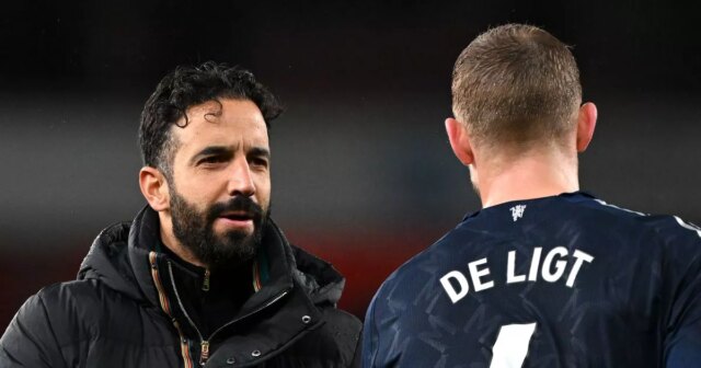 Ruben Amorim, hlavný tréner Manchestru United, hovorí s Matthijsom de Ligtom z Manchestru United, keď tlieska fanúšikom po zápase Premier League medzi Arsenal FC a Manchester United.