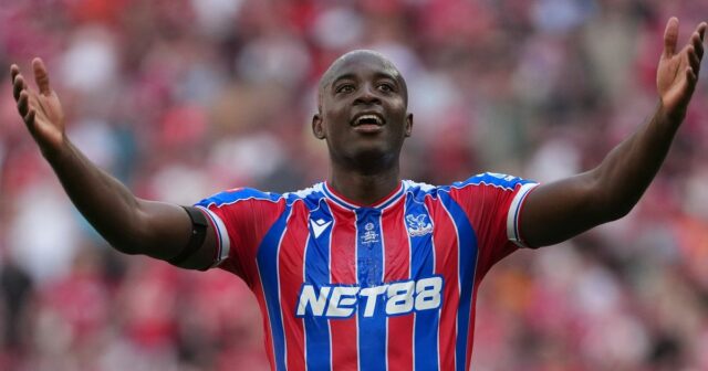 Portugalský tréner Manchestru United Ruben Amorim gestikuluje počas futbalového zápasu anglickej Premier League medzi Manchestrom United a Brightonom a Hove Albionom na Old Trafford v Manchestri na severozápade Anglicka.