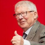 Bývalý manažér Manchestru United Sir Alex Ferguson prichádza pred zápasom Premier League medzi Manchester United FC a West Ham United FC na Old Trafford