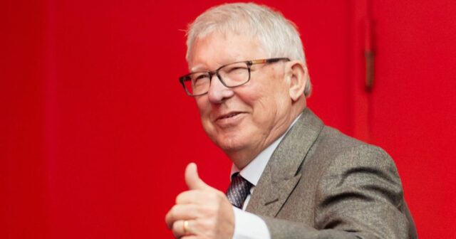 Správy z Man Utd: Ruben Amorim dostal ideálne riešenie prestupu, Bývalý manažér Manchestru United Sir Alex Ferguson prichádza pred zápasom Premier League medzi Manchester United FC a West Ham United FC na Old Trafford