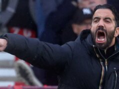 Správy z Man Utd: Ruben Amorim posiela varovanie tímu, keď vysvetľuje vplyv Sira Jima Ratcliffa Ruben Amorim kričí na postrannej čiare