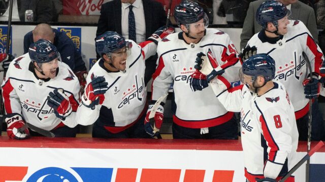 Správy z NHL: Alex Ovečkin z Capitals sa hetrikom posunul na bodovanú listinu NHL
