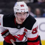 Správy z NHL: Jack Hughes si údajne porezal ruku na tímovej večeri, môže prísť o čas