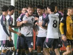 Správy z Newport County: Vyhostení z EFL Trophy po prehre v Exeteri Exeter City captain Ed Turns celebrates his winning goal against Newport