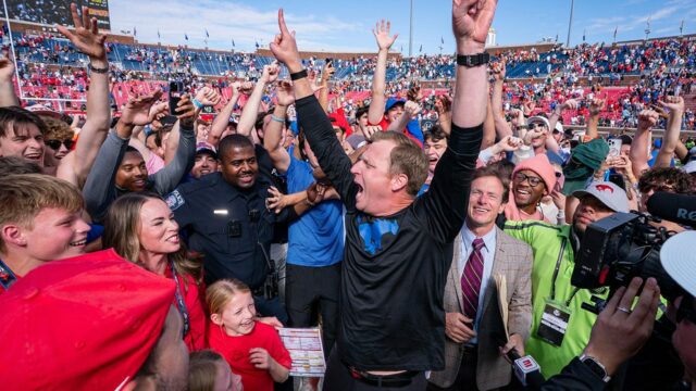 Správy z univerzitného futbalu: SMU rozrušilo 10. miesto v Miami 26:20 v dramatickom víťazstve v predĺžení
