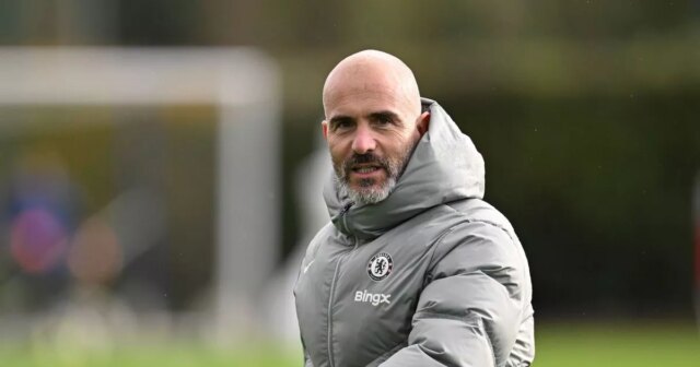 Hlavný tréner Enzo Maresca z Chelsea počas tréningu na Chelsea Training Ground 20. októbra 2025 v Cobhame v Anglicku