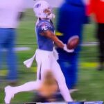 Stefon Diggs bol vyzvaný, aby podal loptu roztlieskavačke New England Patriots