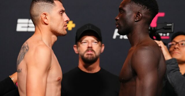 JACKSONVILLE, FLORIDA – 24. JÚNA: David Onama z Ugandy oslavuje vyraďovacie víťazstvo nad Gabrielom Santosom z Brazílie v ich zápase pérovej váhy počas podujatia UFC Fight Night vo Vystar Veterans Memorial Arena 24. júna 2023 v Jacksonville na Floride. (Foto: Josh Hedges/Zuffa LLC)
