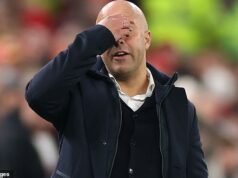 Steve McManaman poukazuje na to, kedy by sa mali „klásť otázky“ o budúcnosti Arneho Slotu v Liverpoole po „kapitulácii“ proti PSV Liverpool zdolal PSV 4:1, aby zvýšil tlak na podpaľovaného šéfa Arneho Slotu