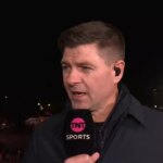 Steven Gerrard hovorí do mikrofónu