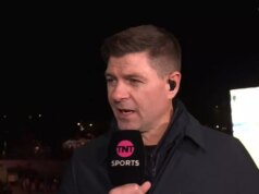 Steven Gerrard má jasný plán pre ďalšiu prácu – ale z prísneho dôvodu musí počkať do roku 2026 Steven Gerrard hovorí do mikrofónu