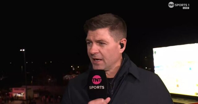 Steven Gerrard hovorí do mikrofónu