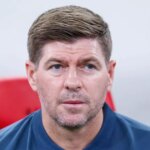 LIVERPOOL, ANGLICKO - 1. NOVEMBRA: Bývalý hráč Liverpoolu Steven Gerrard hovorí na ihrisku ako súčasť komentátorského tímu TNT Sports pred zápasom Premier League medzi Liverpoolom a Aston Villou na Anfielde 1. novembra 2025 v Liverpoole v Anglicku. (Foto: Carl Recine/Getty Images)