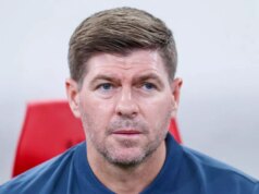 Steven Gerrard na trojčlennom užšom výbere na najlepšiu prácu EFL po tom, čo zamietol návrat Rangers LIVERPOOL, ANGLICKO - 1. NOVEMBRA: Bývalý hráč Liverpoolu Steven Gerrard hovorí na ihrisku ako súčasť komentátorského tímu TNT Sports pred zápasom Premier League medzi Liverpoolom a Aston Villou na Anfielde 1. novembra 2025 v Liverpoole v Anglicku. (Foto: Carl Recine/Getty Images)