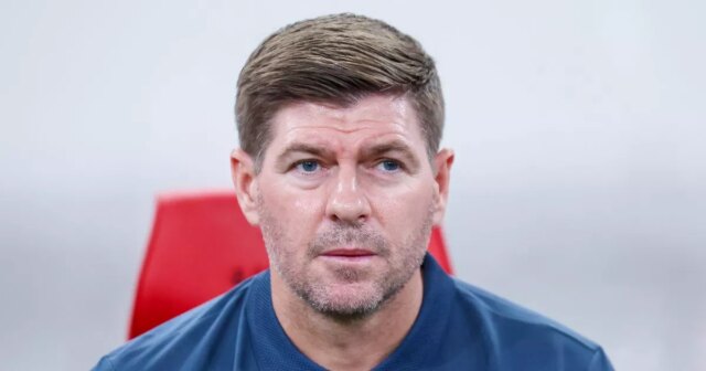 LIVERPOOL, ANGLICKO - 1. NOVEMBRA: Bývalý hráč Liverpoolu Steven Gerrard hovorí na ihrisku ako súčasť komentátorského tímu TNT Sports pred zápasom Premier League medzi Liverpoolom a Aston Villou na Anfielde 1. novembra 2025 v Liverpoole v Anglicku. (Foto: Carl Recine/Getty Images)