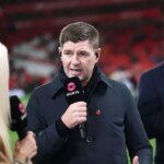 Steven Gerrard hovorí na ihrisku ako súčasť komentátorského tímu TNT Sports
